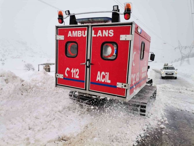 Yaşlı Hastanın Yardımına Paletli Ambulans Yetişti