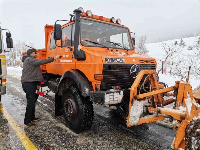 Yaşlı Hastanın Yardımına Paletli Ambulans Yetişti