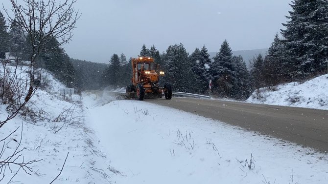 1030 Rakımlı Ahmetusta Geçidi Kar Yağışıyla Beyaza Bürüdü