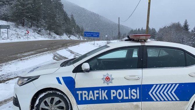 1030 Rakımlı Ahmetusta Geçidi Kar Yağışıyla Beyaza Bürüdü