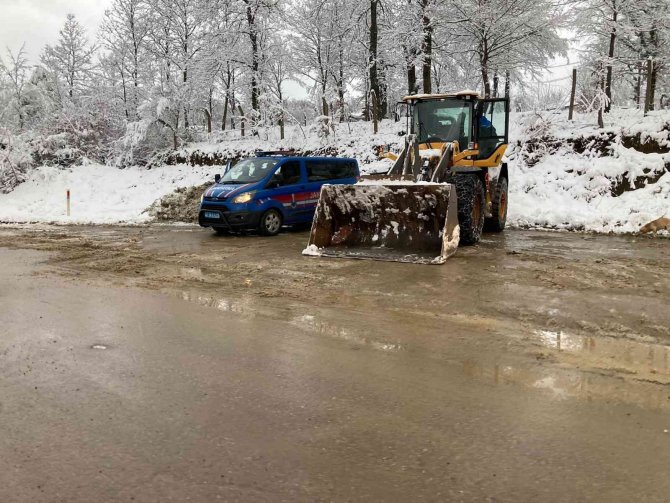 Karla Kaplı Orman Yolunda Traktör Gezintisi Mahsur Bıraktı