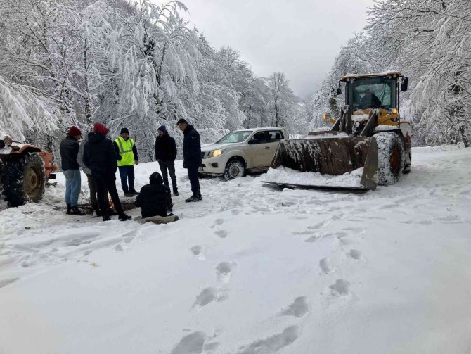 Karla Kaplı Orman Yolunda Traktör Gezintisi Mahsur Bıraktı