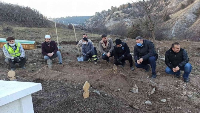 Sahte Alkol Sebebiyle Ölen Romanya Uyruklu Kadın, Kimsesizler Mezarlığına Defnedildi