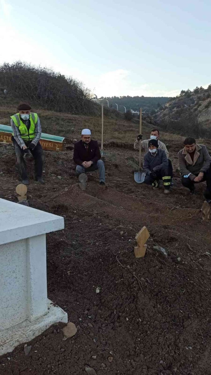 Sahte Alkol Sebebiyle Ölen Romanya Uyruklu Kadın, Kimsesizler Mezarlığına Defnedildi