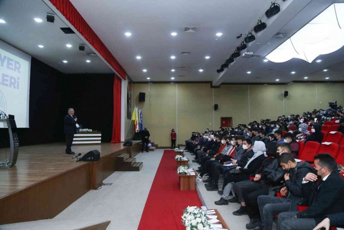 Başkan Büyükkılıç, Kariyer Günleri’nde 300 Öğrenciyle Bir Araya Geldi