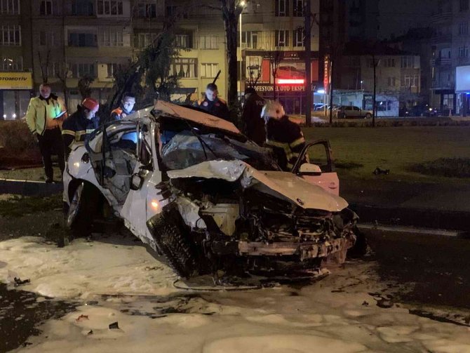 Kontrolden Çıkan Otomobil Ağacı Devirerek Takla Attı: 2 Yaralı
