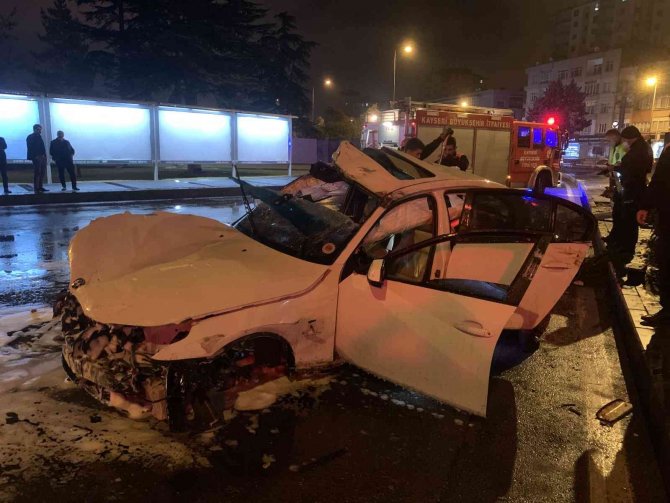 Kontrolden Çıkan Otomobil Ağacı Devirerek Takla Attı: 2 Yaralı