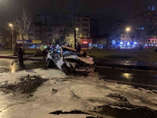 Kontrolden Çıkan Otomobil Ağacı Devirerek Takla Attı: 2 Yaralı