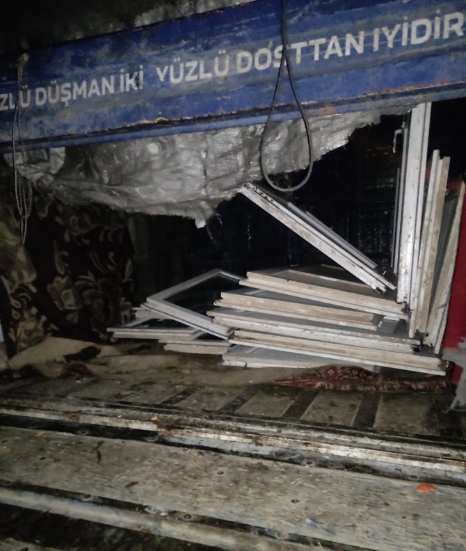 Şantiyeden Pencere Çalan 4 Şahıs Yakalandı