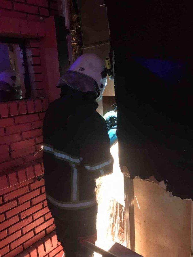 Havalandırmayı Keserek Kediyi Kurtardılar