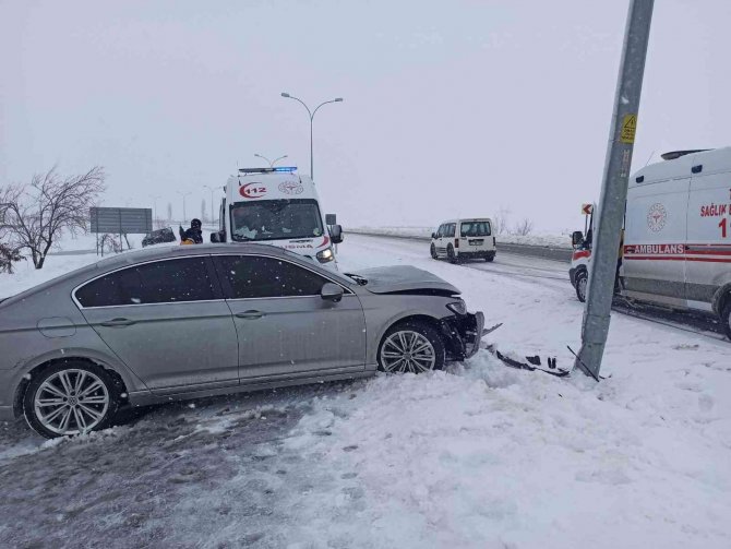 Buzlanma Kazaya Sebep Oldu: 2 Yaralı