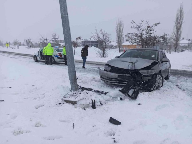 Buzlanma Kazaya Sebep Oldu: 2 Yaralı