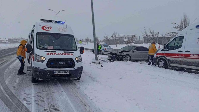Buzlanma Kazaya Sebep Oldu: 2 Yaralı