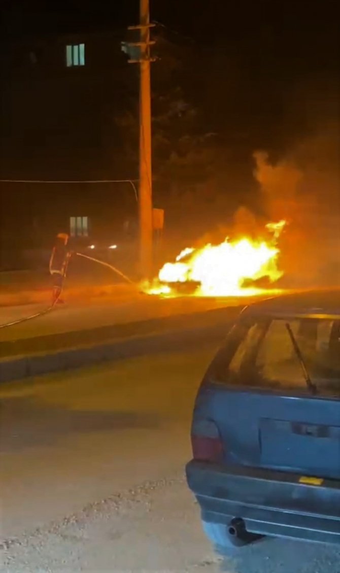 Otomobil Alev Alev Yandı, Sürücü Son Anda Kurtuldu