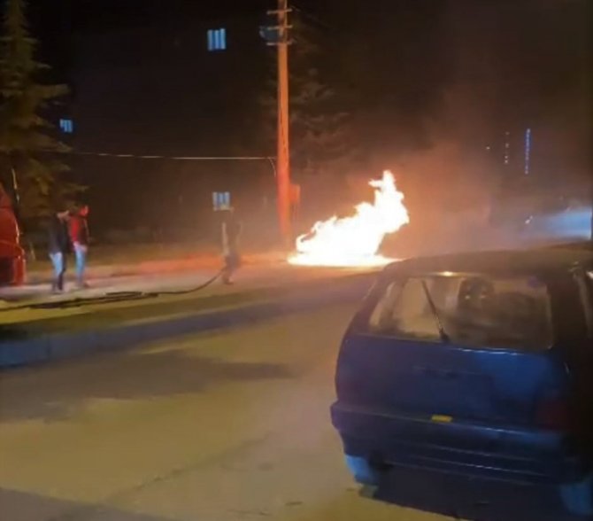 Otomobil Alev Alev Yandı, Sürücü Son Anda Kurtuldu