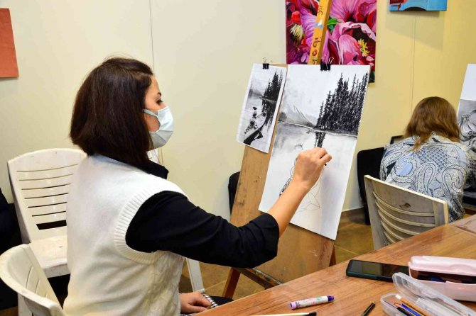 İ̇brahim Sözen Gençlik Merkezi’nde 400 Öğrenci Eğitim Alıyor