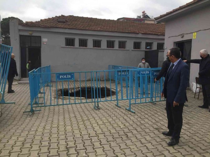Okul Bahçesinde Korkutan Göçük