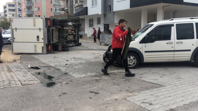Araçla Çarpışan Kamyonet Devrildi, Sürücüler Yara Almadan Kurtuldu