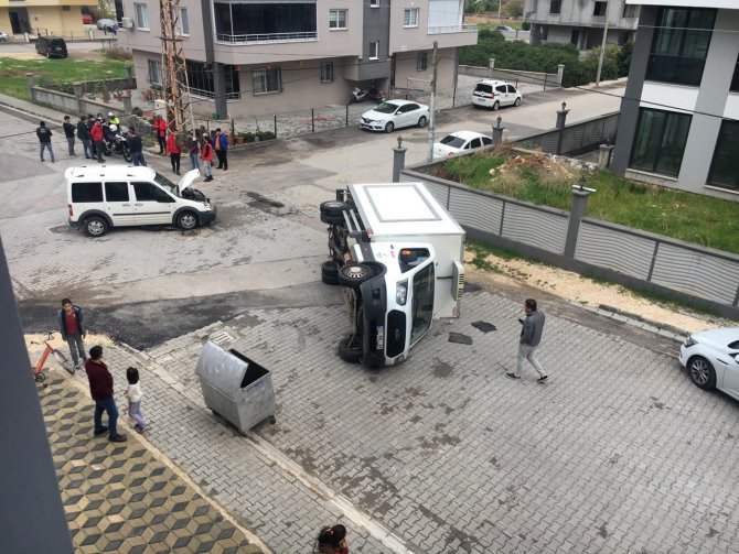 Araçla Çarpışan Kamyonet Devrildi, Sürücüler Yara Almadan Kurtuldu