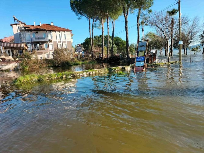 Köyceğiz’deki Taşkında Mahsur Kalan Vatandaşın Yardımına Kaymakam Koştu
