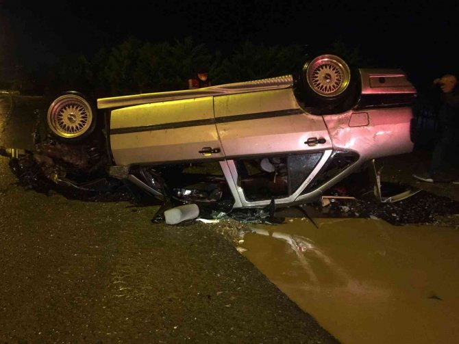 Refüje Çarpan Otomobil Sürücüsü Hayatını Kaybetti