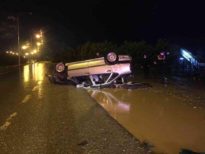 Refüje Çarpan Otomobil Sürücüsü Hayatını Kaybetti