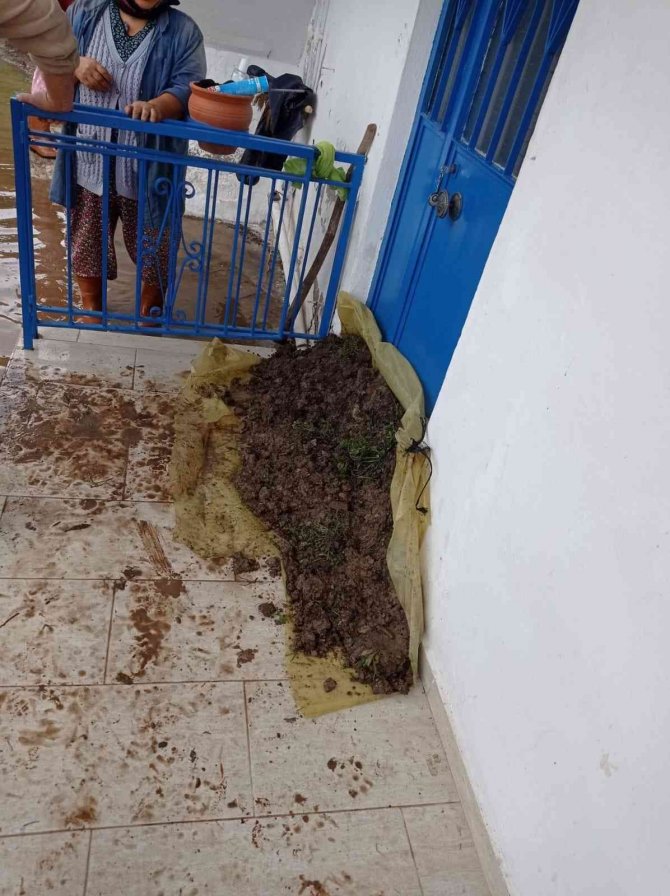 Milas’ta Etkili Olan Sağanak Yağış Sonrası Su Baskınları Yaşandı