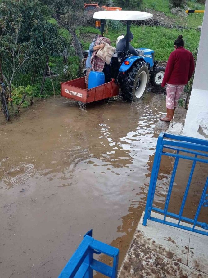Milas’ta Etkili Olan Sağanak Yağış Sonrası Su Baskınları Yaşandı