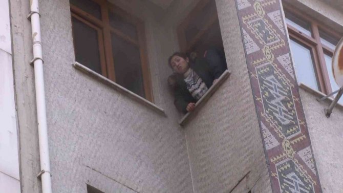 Karşı Binadaki Yangına Aldırış Etmeden Sıva Yapmaya Devam Ettiler