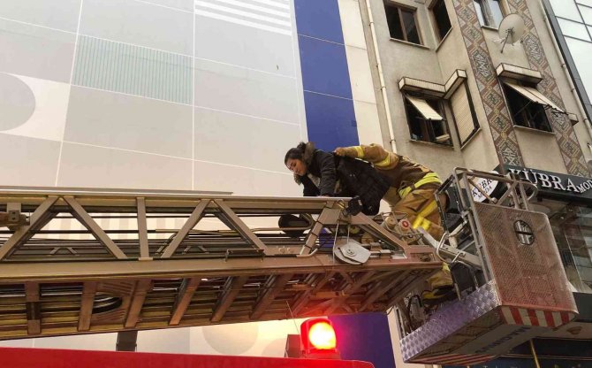Karşı Binadaki Yangına Aldırış Etmeden Sıva Yapmaya Devam Ettiler