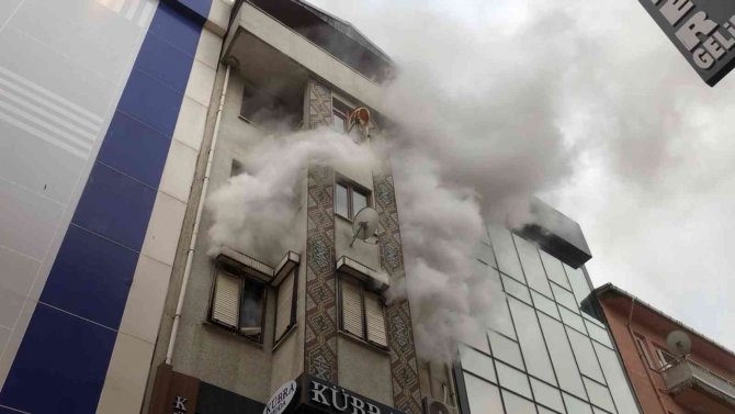 Karşı Binadaki Yangına Aldırış Etmeden Sıva Yapmaya Devam Ettiler