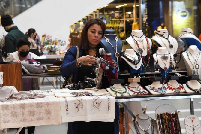 ‘Hanımeli El Sanatları’ Sergisi: El Emeği Göz Nuru Ürünler Görücüye Çıktı