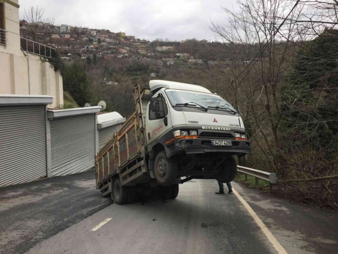 Yokuşta Şaha Kalkan Kamyon, Kepçe Yardımıyla Kurtarıldı