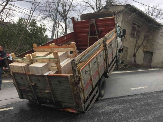 Yokuşta Şaha Kalkan Kamyon, Kepçe Yardımıyla Kurtarıldı
