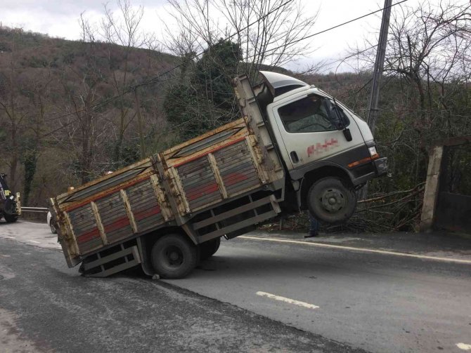 Yokuşta Şaha Kalkan Kamyon, Kepçe Yardımıyla Kurtarıldı