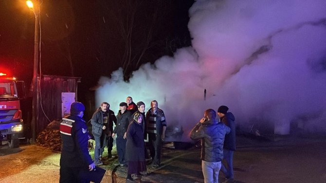 Sinop’ta Tek Katlı Ahşap Ev Yangında Kül Oldu