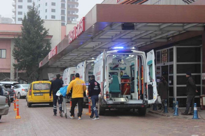 Türkiye’ye Kaçak Geçiş Yapmak İsteyen 2 Kişi Mayına Bastı
