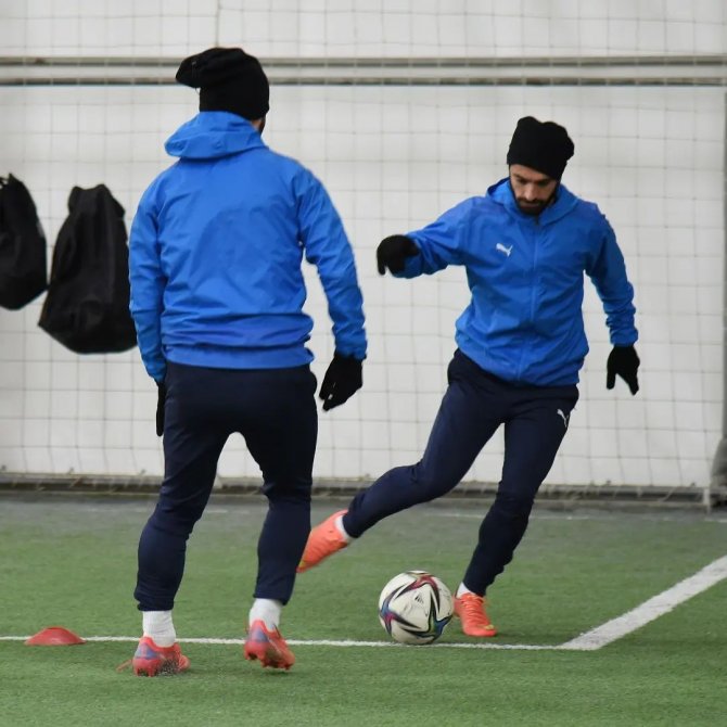 Kar Yağışı Ve Soğuk Hava Afyonsporlu Oyuncuları Da Etkiledi