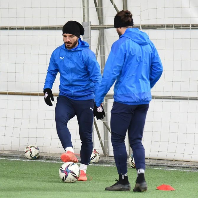 Kar Yağışı Ve Soğuk Hava Afyonsporlu Oyuncuları Da Etkiledi