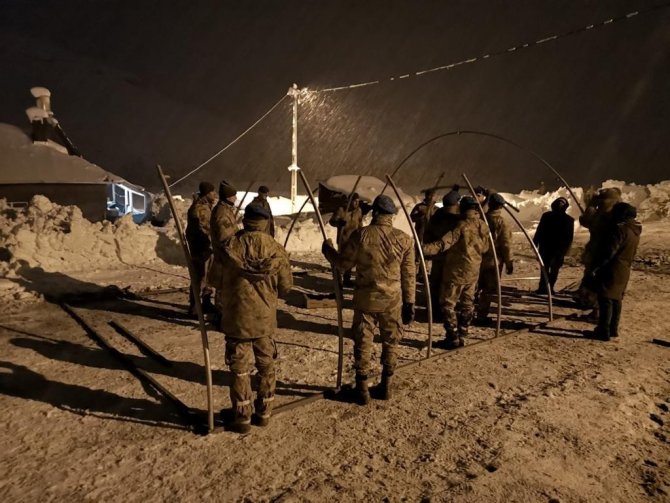 Kar Nedeniyle Kümes Çöktü, 900 Tavuğu Jandarma Kurtardı