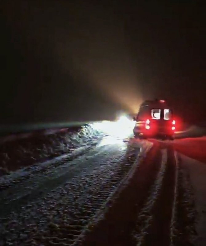 Kardan Kapanan Yolu 3 Saatte Aşarak Hamile Kadını Hastaneye Yetiştirdiler
