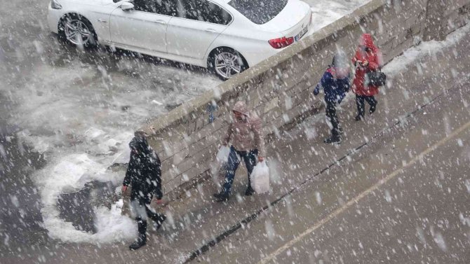 Van’da Lapa Lapa Kar Yağışı
