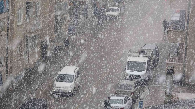 Van’da Lapa Lapa Kar Yağışı