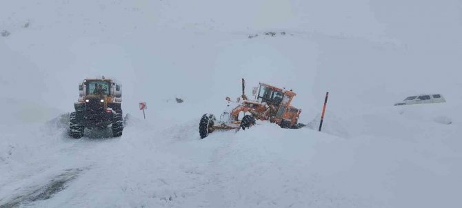 Kar Temizliği Yapan İş Makinesinin Üzerine Çığ Düştü