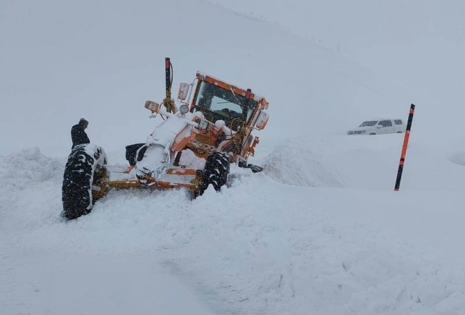 Kar Temizliği Yapan İş Makinesinin Üzerine Çığ Düştü