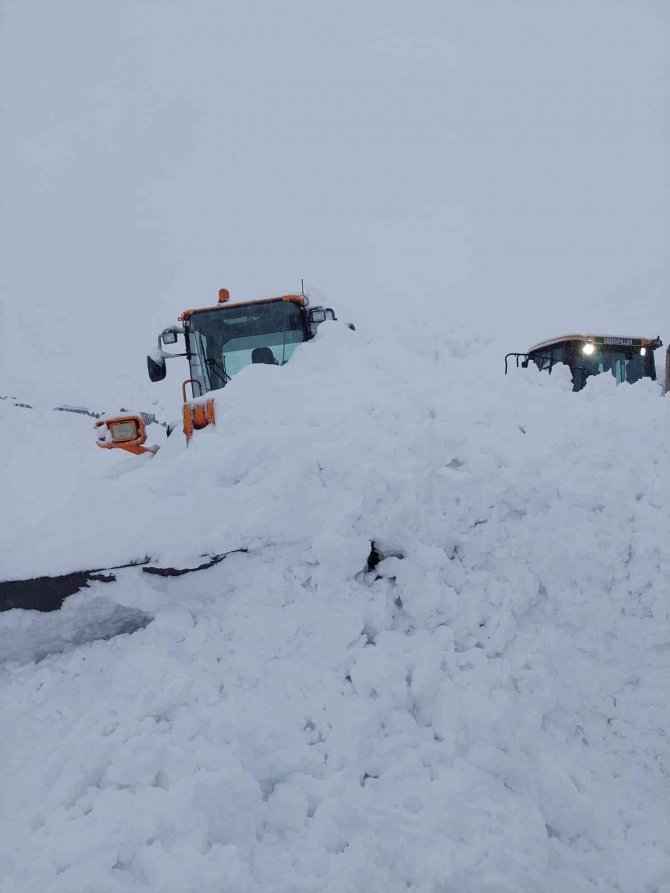 Üzerine Çığ Düşen İş Makinesi Kurtarıldı