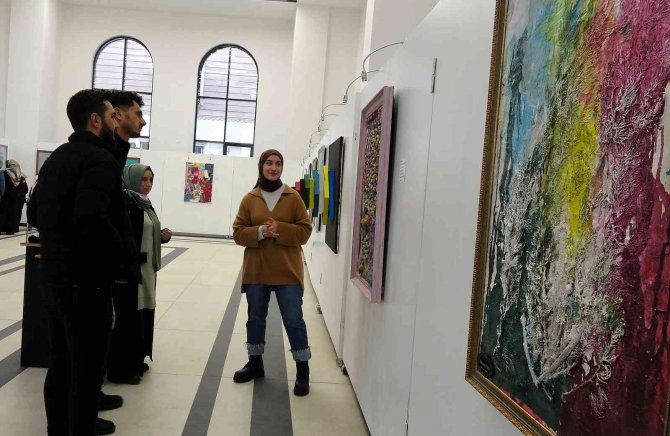 Kadına Yönelik Şiddete Dikkat Çekmek İçin Sergi Açtı