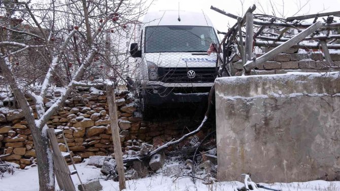 Yozgat Belediyesi’nin Tuzlama Çalışması Yapmadığı Yolda Öğrenci Servisi Duvarda Asılı Kaldı