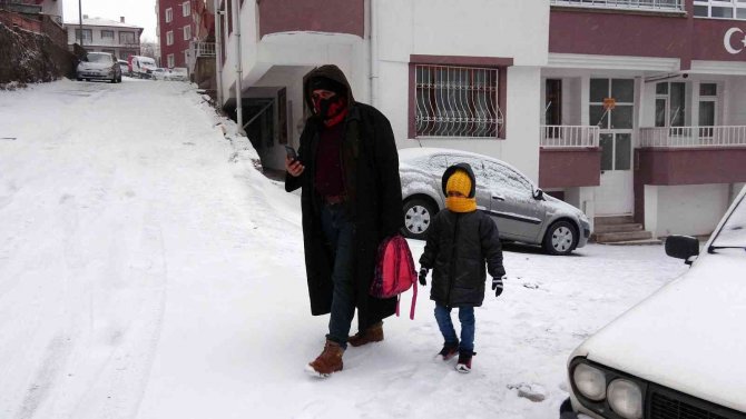 Yozgat’ta Buzlanan Yollarda Sürücüler Zor Anlar Yaşadı