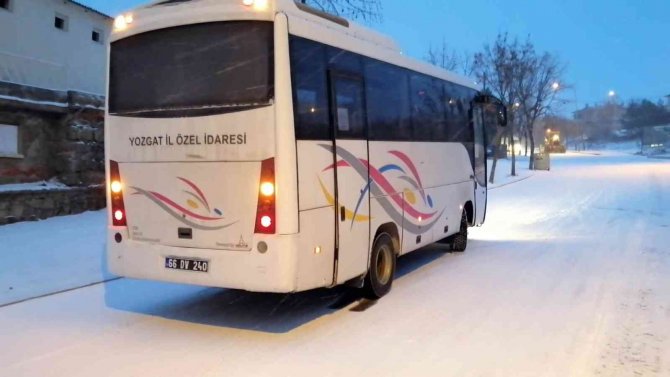 Yozgat’ta Buzlanan Yollarda Sürücüler Zor Anlar Yaşadı